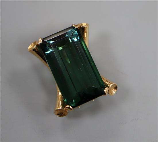 A yellow metal mounted (tests as 14ct) baguette cut green tourmaline clip brooch,